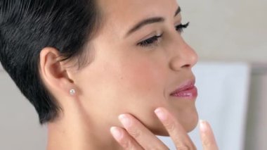 Bir evde ya da evde pürüzsüz bir cilt için makyajlı ya da cilt bakımlı kadın portresi, yüzü ve gülümsemesi. Bakım, mutluluk ve kadın kişi veya model dermatoloji kozmetik tedavi veya güzellik için mutlular.