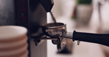 Kahve makinesi, kahve makinesi, kahve makinesi ve kahve çekirdeği, yakın çekim ve servis ile birlikte kahve ya da espresso hazırlamak. Sıcak içecek, restoranda çalışan insan ve demlenme süreci, kaliteli kafein karışımı..