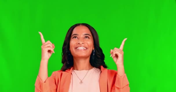 ビジネスの女性 緑の画面との発表のためのモックアップスペースを指して顔 スタジオ 女性の人と従業員の肖像画製品の配置を示す笑顔とすぐに来る取引 — ストック動画