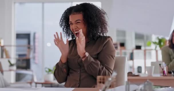 Mulher Negócios Papel Com Celebração Para Promoção Realização Metas Trabalho — Vídeo de Stock