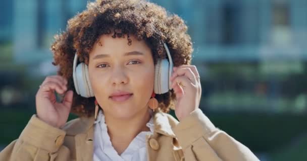 Πορτρέτο Μουσική Και Γυναίκα Αφαιρέστε Ακουστικά Εξωτερικούς Χώρους Μια Πόλη — Αρχείο Βίντεο