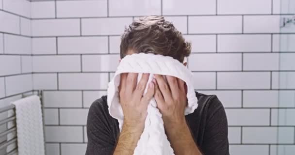 Prysznic Czyszczenie Twarzy Człowieka Ręcznikiem Pielęgnacji Skóry Dermatologii Piękna Rano — Wideo stockowe