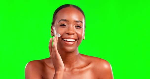 Zwarte Vrouw Schoonheid Crème Het Gezicht Met Groen Scherm Geluk — Stockvideo