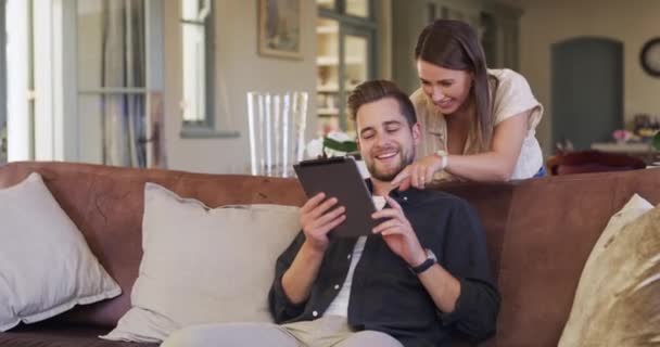 Gelukkig Paar Bank Met Tablet Online Zoeken Internet Social Media — Stockvideo