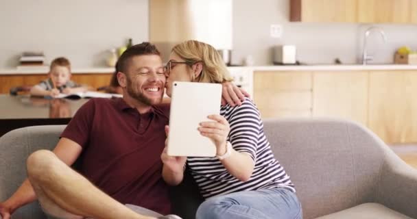 Casal Selfie Beijo Sofá Casa Com Tablet Amor Romance Para — Vídeo de Stock