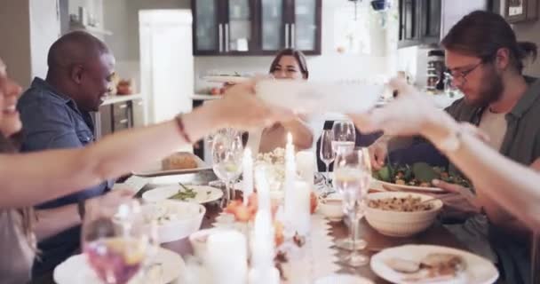 Noel Yemeği Mutlu Kutlama Sohbet Tatil Için Yemek Masasında Arkadaşlar — Stok video