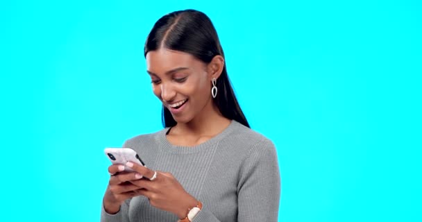 游戏和妇女打字被隔离在蓝色背景下 用于社交媒体 网络和网络游戏 在工作室模拟中 有趣的印地安人或网络用户在移动应用程序 智能手机或手机上 — 图库视频影像