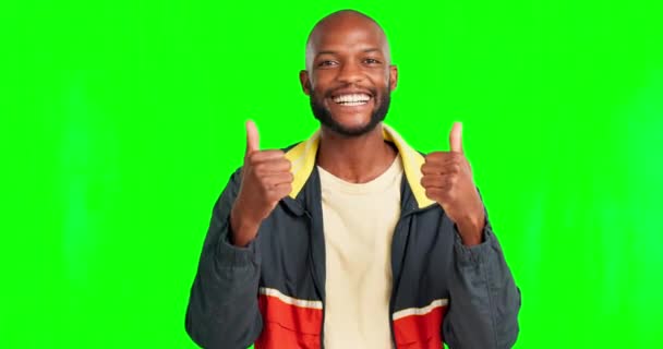 合意と動機とスタジオでの黒人男性の親指アップ 緑の画面と顔 ありがとう 受賞者とはい 絵文字デックス 男性モデルの笑顔のサポートと達成感を示す手のジェスチャー — ストック動画