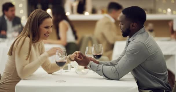 夜一緒に夕食で結婚記念日を祝うためにレストランで幸せな 歓声や異人種間のカップル ロマンチックな黒人男性または面白い女性罰金食事 ワインの日に飲酒や結合 — ストック動画