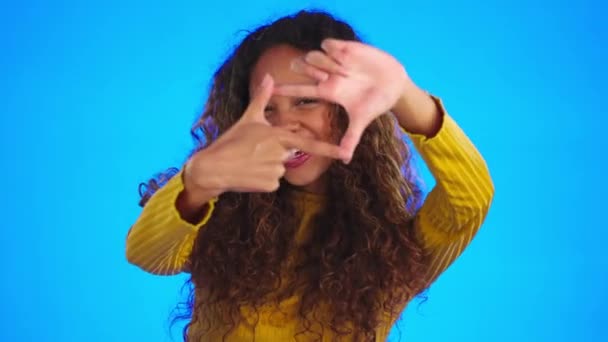 Ręce Ramka Twarz Kobiety Studio Gestem Znak Lub Pozowanie Niebieskim — Wideo stockowe