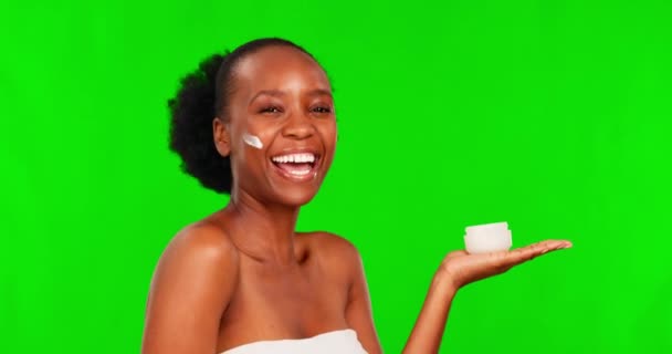 顔の治療のためのクリーム 化粧水や保湿剤のためのOkのサインを持つ緑の画面 スキンケアと黒の女性 皮膚科 自然の美しさとスタジオで製品に幸せな女性の人ポイントの肖像画 — ストック動画