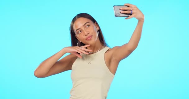 Femme Selfie Bonheur Avec Influenceur Post Sur Les Médias Sociaux — Video