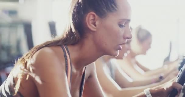 Fietsen Fitnessfiets Vrouw Voor Fitnessprestaties Fietstraining Cardiotraining Voor Een Sterke — Stockvideo