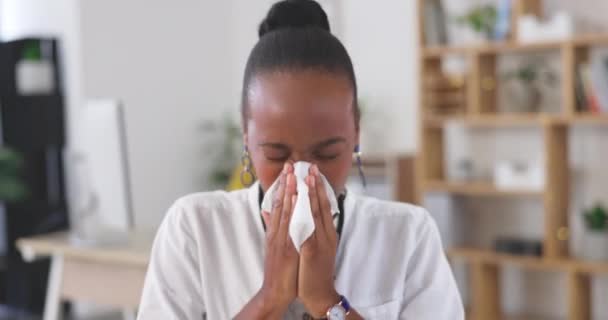 Mujer Negocios Enferma Tejido Sonarse Nariz Para Alergias Resfriado Virus — Vídeo de stock