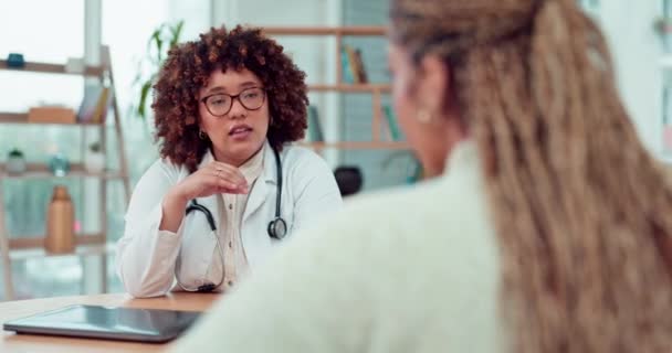 Γυναίκα Γιατρός Μιλάει Τον Ασθενή Στο Γραφείο Για Θεραπεία Της — Αρχείο Βίντεο