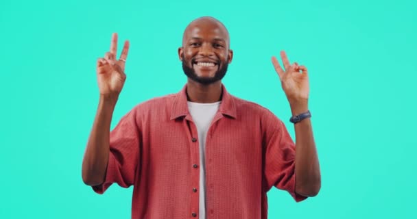 Portrét Černocha Úsměv Mírové Znamení Pozadí Studia Štěstím Pozitivním Postojem — Stock video
