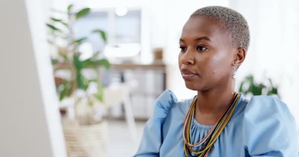 企業のプロジェクトに取り組んでいる間 オフィスで幸せ コンピュータと黒の女性 笑顔とプロのアフリカの女性従業員は ビジネスレポートのためのPc上で研究を行う — ストック動画