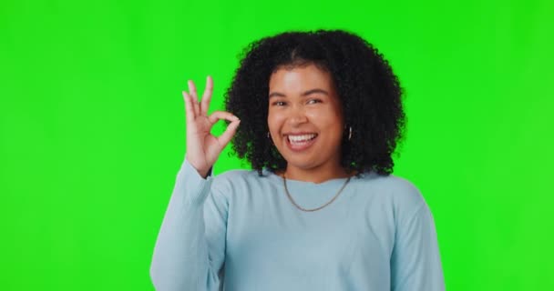 Portret Kobieta Napisem Zielonym Ekranie Tło Studia Porozumienie Wsparcie Uśmiech — Wideo stockowe