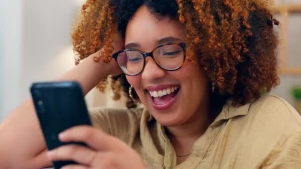 Rire Téléphone Femme Noire Sur Canapé Pour Les Médias Sociaux — Video