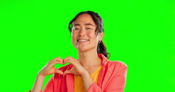 スタジオで幸せな女性の顔 心と手 優しさや絵文字のための背景と緑の画面 肖像画 アジアのモデルや愛の指の形 サポート 平和と希望の笑顔ありがとうございます — ストック動画
