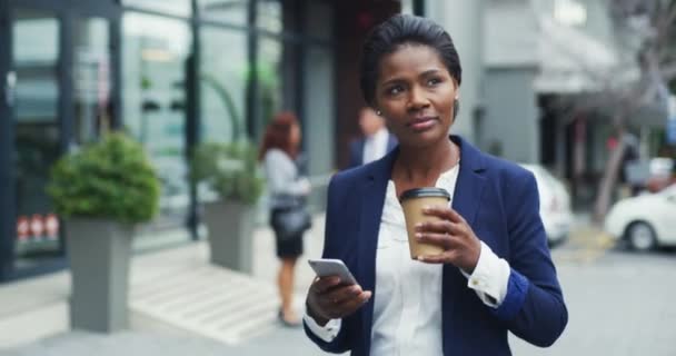Pensando Teléfono Mujer Negra Caminando Ciudad Con Café Las Redes — Vídeos de Stock