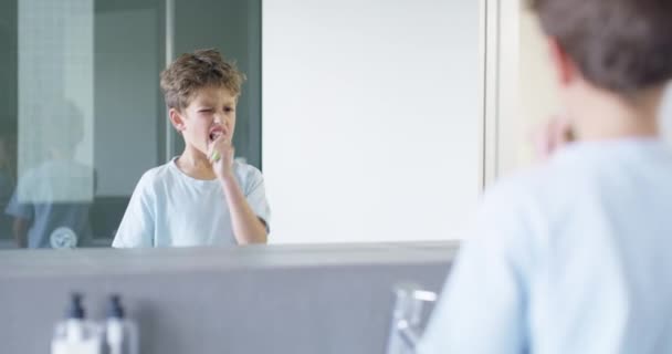 Sorria Criança Banheiro Escovando Dentes Espelho Com Gesto Mão Para — Vídeo de Stock