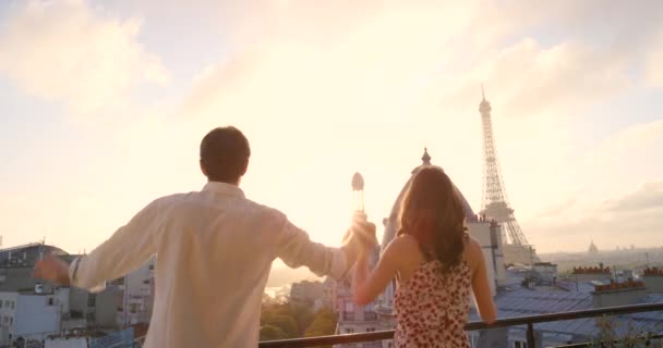 在巴黎的情侣 庆祝和酒店阳台 一起或牵着手在空气中 爱情或浪漫的假期 在法国旅行 度假或夏天 日落和露台庆祝男女青年 — 图库视频影像