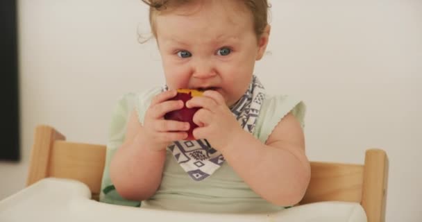 Bebeğim Meyve Sağlıklı Beslenme Kahvaltıda Ekşi Şeftali Yüzünden Komik Bir — Stok video