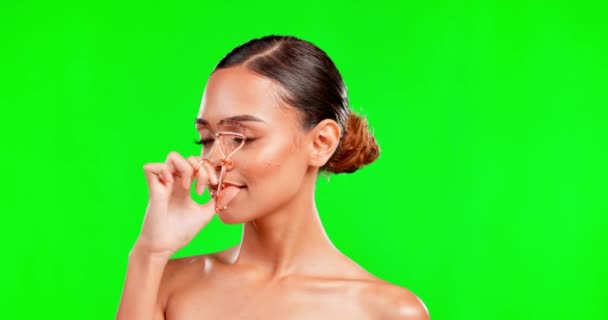 Mujer Con Rizador Pestañas Belleza Pantalla Verde Maquillaje Con Cara — Vídeos de Stock