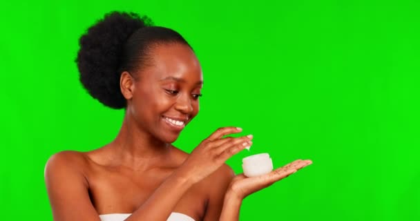 顔の治療のためのクリーム 化粧水や保湿剤と黒の女性の緑の画面 スキンケアと顔 皮膚科 自然の美しさとにきびのためのクリーム色の上に幸せな女性の肖像画 — ストック動画