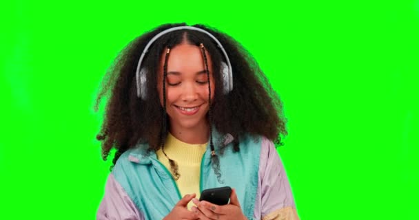 Dans Yeşil Ekran Kulaklıklı Kadın Stüdyo Geçmişine Karşı Heyecanlı Kutlama — Stok video