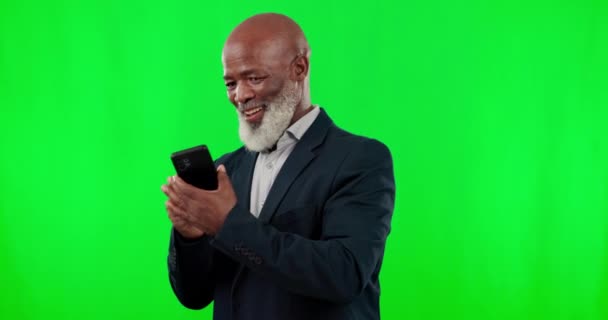 緑の画面とマーケティングのためのマーカーとモックアップスペースを追跡し スタジオの背景に隔離された男の顔 携帯電話 スマートフォンやモバイルアプリのデザインモックアップを指すシニアアフリカ人 — ストック動画