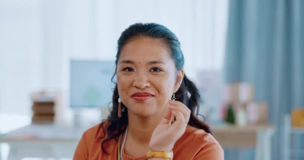 Glad Leende Och Ansikte Kvinna Kontoret Medan Arbetar Ett Kreativt — Stockvideo