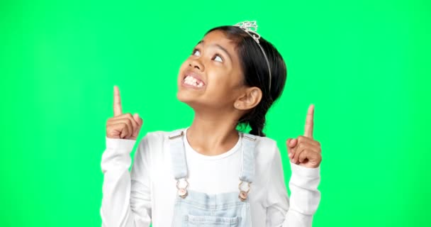 Tela Verde Maquete Criança Apontando Para Cima Animado Feliz Isolado — Vídeo de Stock