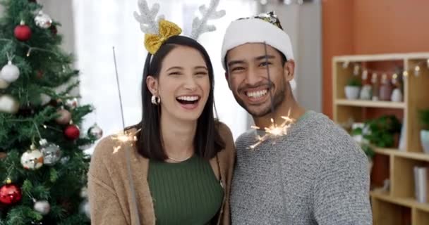 Junges Paar Lächeln Und Weihnachten Mit Wunderkerze Feier Und Festtag — Stockvideo
