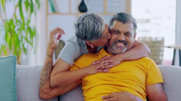 幸せな老夫婦のキス ロマンス 品質の時間と愛のためのラウンジソファでの会話と結合 コミュニケーションと高齢者をリラックス 女性や人々は一緒に笑顔 — ストック動画