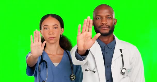 在绿色屏幕演播室里与医生保持手部和护士的接触 以警告医生 医生或无手势 减少和歧视黑人男子和妇女在医疗保健 意见或禁令方面的背景 — 图库视频影像