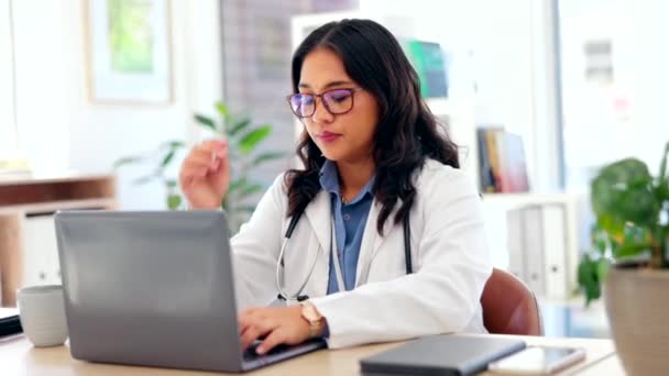 Arzt Frau Und Kopfschmerzen Mit Laptop Krankenhausbüro Zum Tippen Lesen — Stockvideo