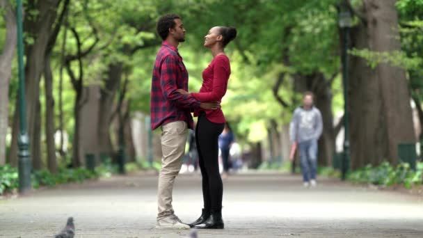 Amor Toque Nariz Com Casal Preto Parque Para Romance Felicidade — Vídeo de Stock
