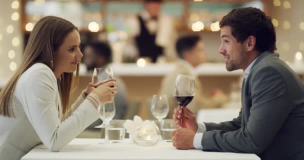Conversa Amor Par Feliz Restaurante Celebração Aniversário Matrimônio Jantar Noite — Vídeo de Stock