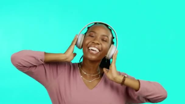 自由のためのスタジオで黒人女性とダンス 音楽やヘッドフォン ストリーミングやオンラインラジオ 技術と背景に隔離された曲やオーディオを追跡するために踊る女の子とリラックス — ストック動画