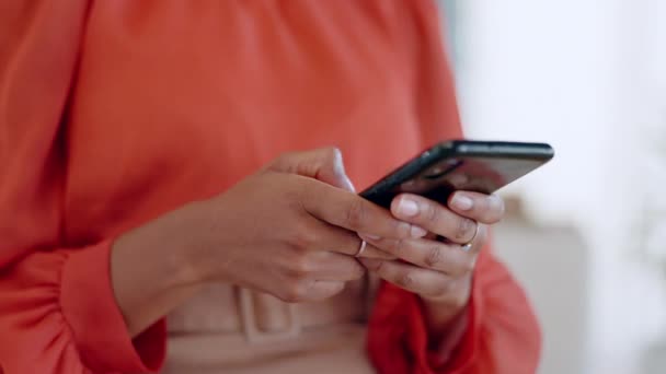 Smartphone Χέρια Και Μαύρη Γυναίκα Δακτυλογράφηση Μήνυμα Mail Συνομιλία Την — Αρχείο Βίντεο