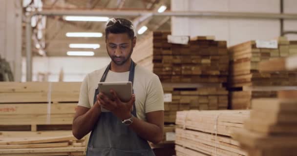Sorria Tablet Carpinteiro Homem Oficina Para Inventário Line Pesquisa Estoque — Vídeo de Stock