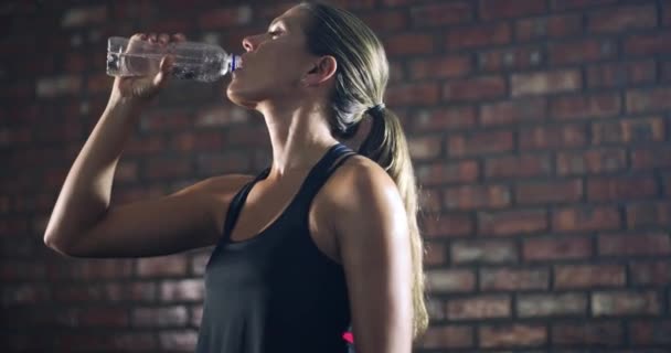 Relaxe Fitness Garota Bebendo Água Treinamento Treino Exercício Para Hidratar — Vídeo de Stock