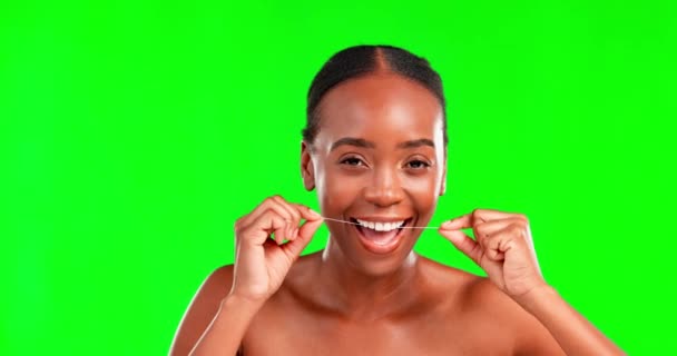 Cara Hilo Dental Mujer Contra Pantalla Verde Para Dientes Limpieza — Vídeos de Stock