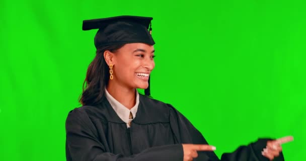 Graduazione Studente Donna Puntando Dito Sullo Schermo Verde Spazio Mockup — Video Stock