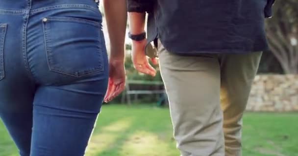 Park Liebe Und Paar Die Hand Hand Gehen Für Bindung — Stockvideo