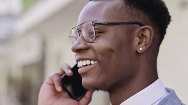 打电话 在城市里笑着聊天 开玩笑或在户外发牢骚 在城市街道上 快乐的非裔美国男性在手机上谈笑风生 进行有趣的讨论 — 图库视频影像
