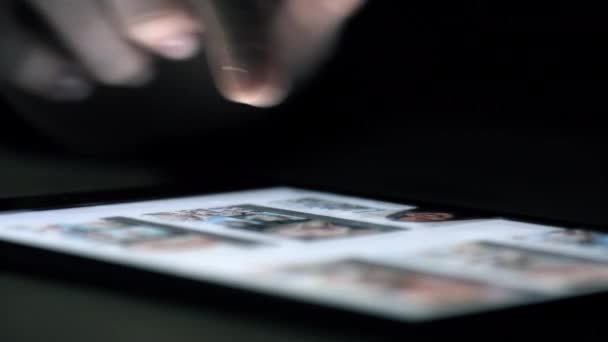 Suchen Übernachten Oder Zoomen Der Hände Mit Dem Tablet Für — Stockvideo