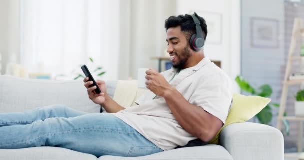 Kopi Telepon Dan Pria Bahagia Sofa Dengan Headphone Untuk Media — Stok Video